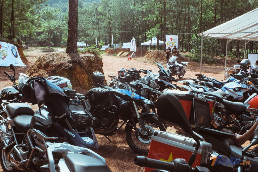 Hàng chục chiếc xe thuộc dòng BMW GS tập trung trước giờ thi đấu tại The Bell motorcross & villa Sóc Sơn - Hà Nội