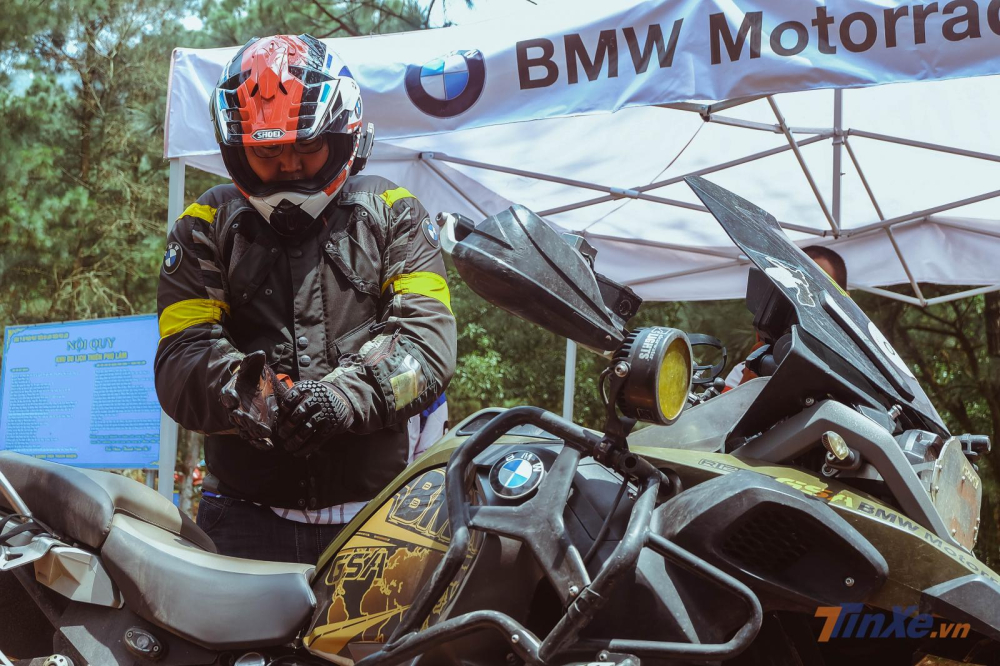 Cuộc thi còn thu hút cả một số vận động viên người nước ngoài cùng chiếc BMW GS của mình