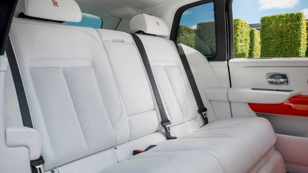 Ghế của chiếc Rolls-Royce Cullinan được bọc da m&agrave;u trắng muốt