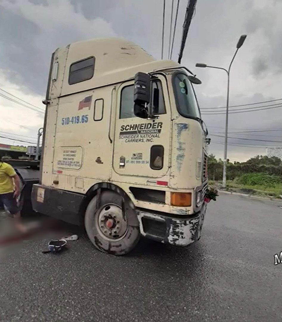 Người đi xe m&aacute;y trượt v&agrave;o gầm xe container, dẫn đến tử vong