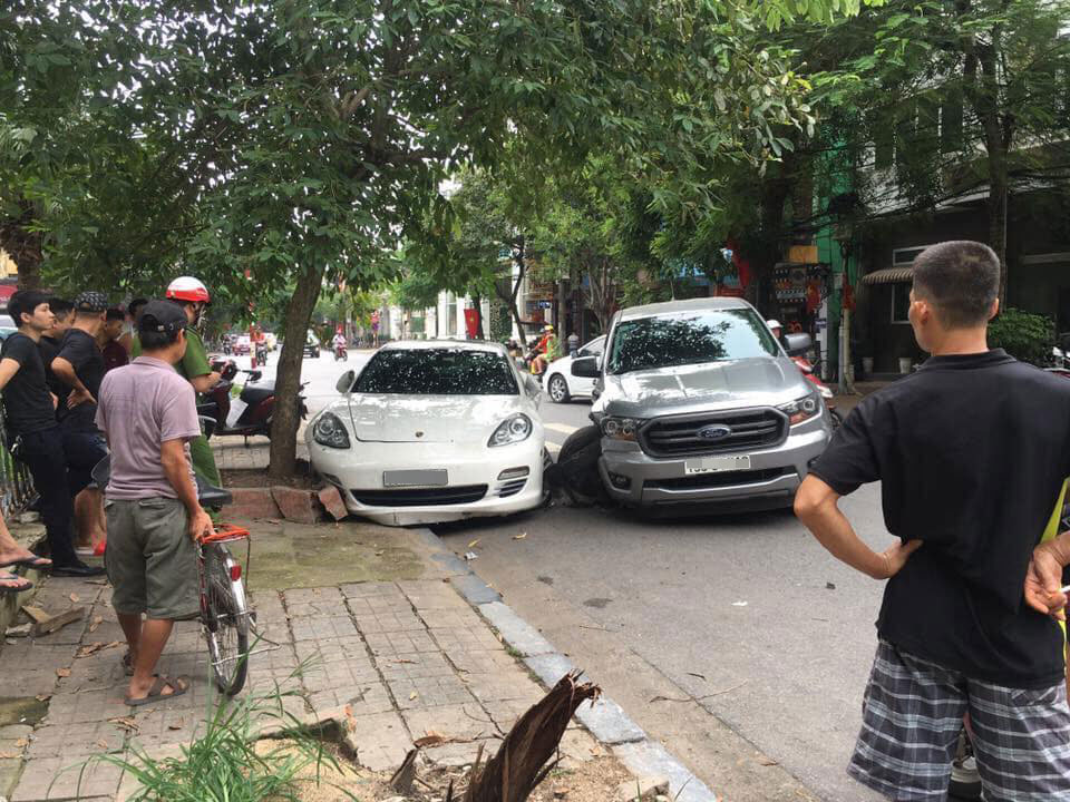 Hiện trường vụ tai nạn giữa 2 chiếc Porsche Panamera v&agrave; Ford Ranger