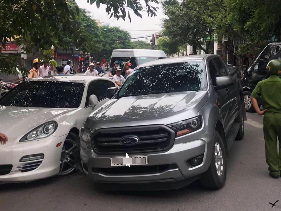 Lực lượng chức năng c&oacute; mặt tại hiện trường vụ tai nạn