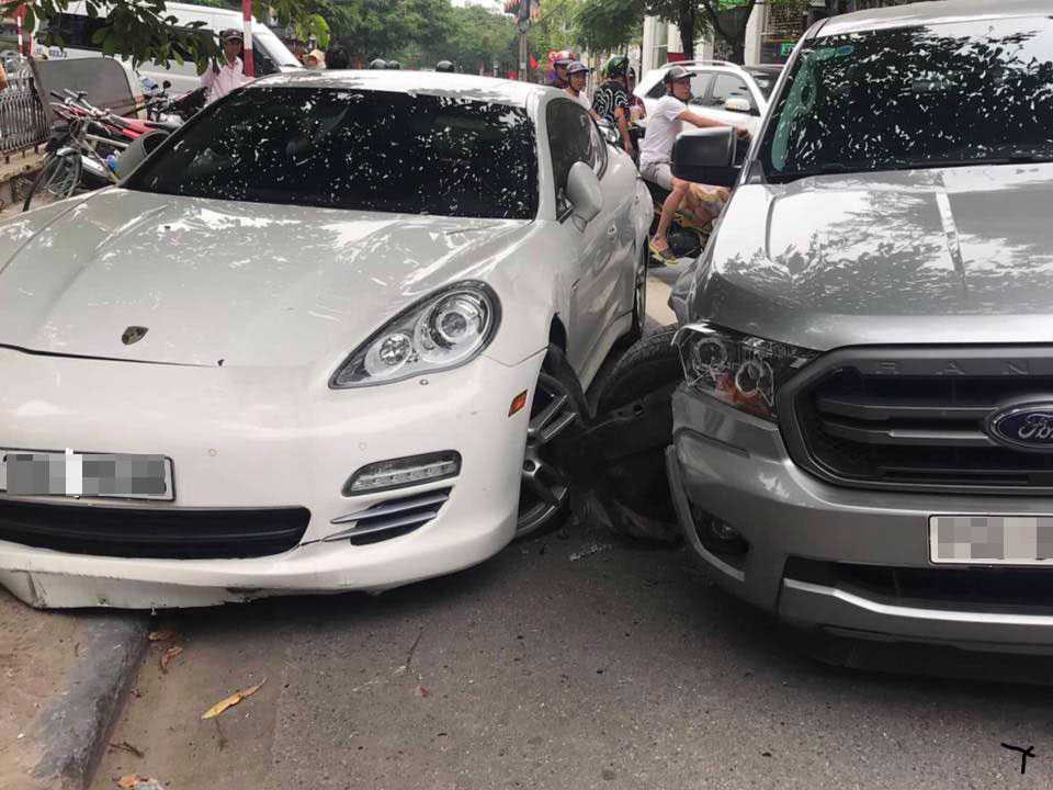 Chiếc Porsche Panamera bị đẩy đầu xe l&ecirc;n vỉa h&egrave;