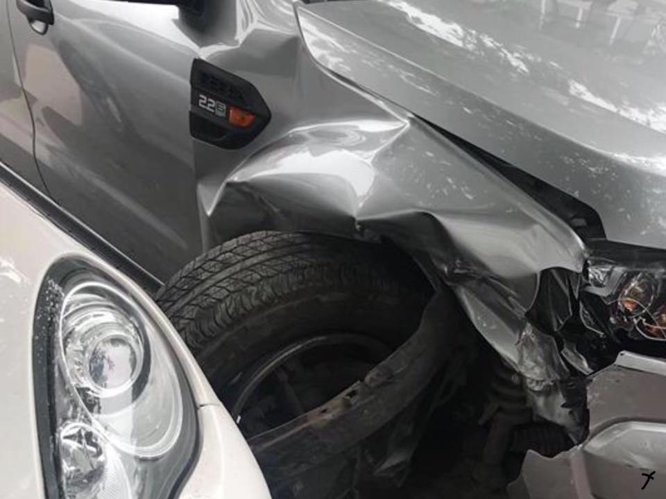 Chiếc Ford Ranger bị g&atilde;y trục trước