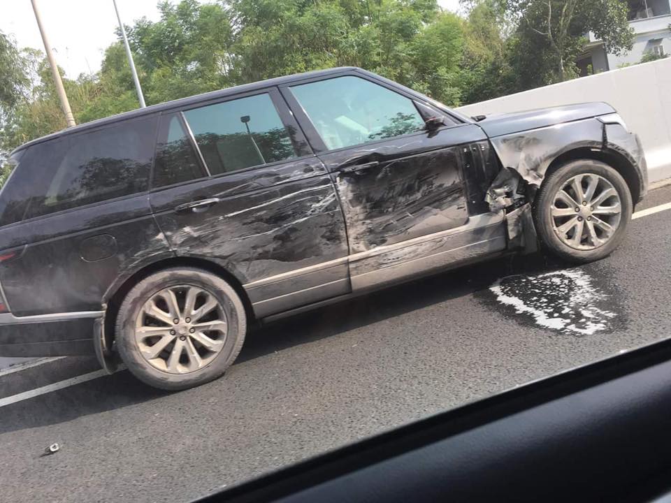 Chiếc Range Rover bị hư hỏng sườn b&ecirc;n phải