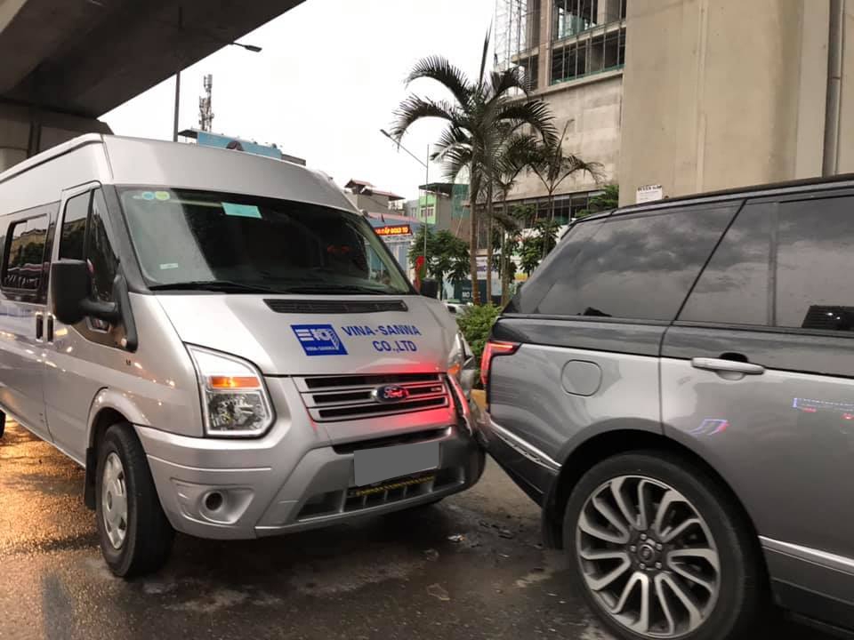 Hiện trường vụ Ford Transit t&ocirc;ng chiếc Range Rover Autobiography