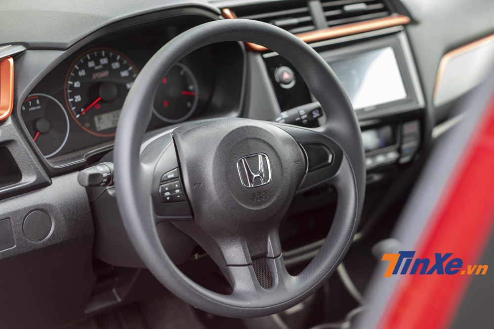 Vô-lăng của Honda Brio khá nặng nếu so sánh với các đối thủ khác trong cùng phân khúc. Vô-lăng của Honda Brio khá nặng nếu so sánh với các đối thủ khác trong cùng phân khúc.