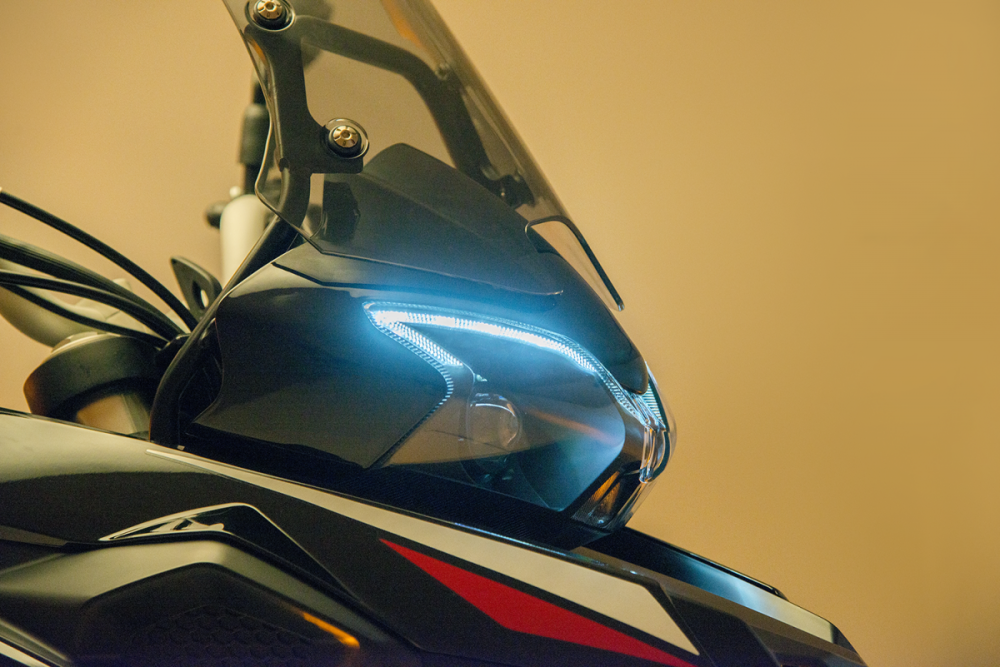 Benelli TRK 251 sử dụng hệ thống chiếu s&aacute;ng LED