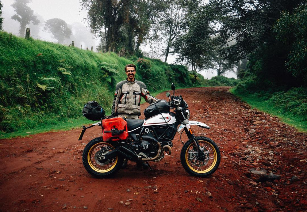 Henry Crew b&ecirc;n c&ugrave;ng chiếc Ducati Scrambler Desert Sled