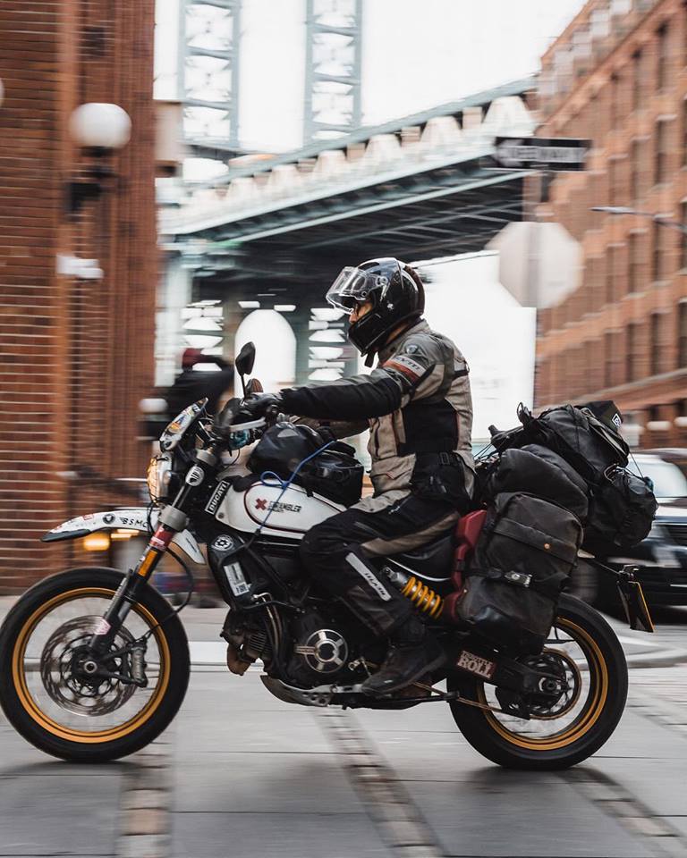 Chiếc Scrambler Desert Sled c&ugrave;ng Henry Crew khởi h&agrave;nh từ London đi v&ograve;ng quanh thế giới