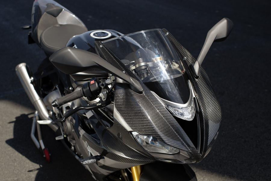 Tr&ecirc;n Daytona 765 Moto2 c&oacute; nhiều chi tiết bằng sợi carbon