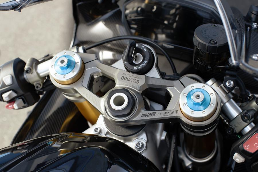 Số thứ tự bản đặc biệt Triumph Daytona 765 Moto2 Limited Edition được đặt ở chảng ba của xe