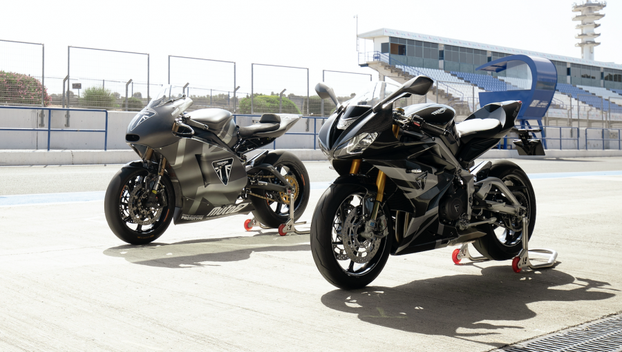 Triumph Daytona 765 Moto2 b&ecirc;n cạnh chiếc Triumph Moto2
