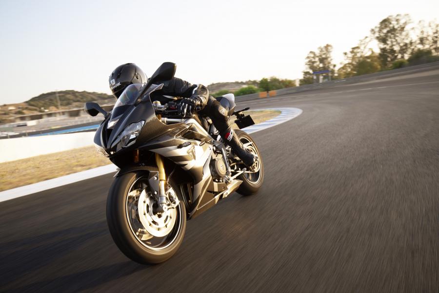 Triumph Daytona 765 Moto2 chạy diễu h&agrave;nh tr&ecirc;n đường đua Silverstone
