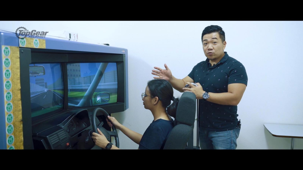 Thậm ch&iacute; trường học l&aacute;i xe ở Nhật Bản c&oacute; cả m&aacute;y m&ocirc; phỏng như thế n&agrave;y