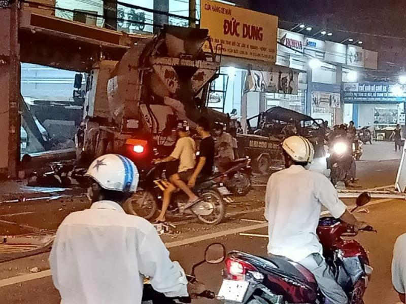 Hiện trường vụ tai nạn của chiếc xe trộn b&ecirc; t&ocirc;ng