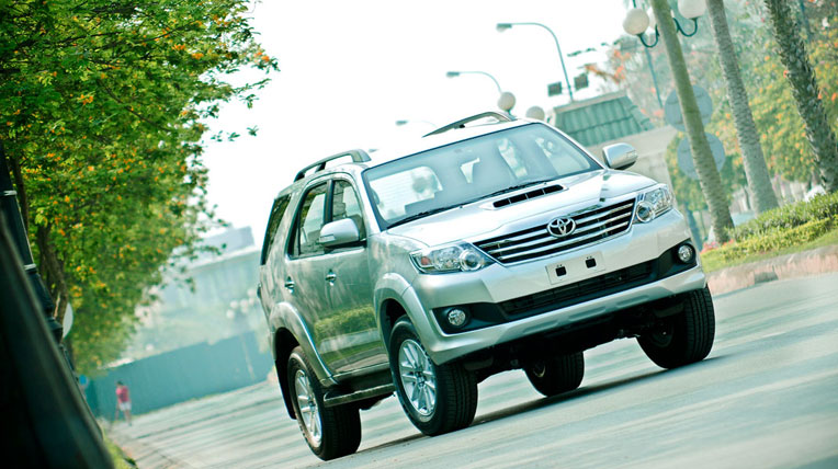 Với gi&aacute; b&aacute;n khoảng 700 triệu đồng, Toyota Fortuner 2.7V 4x4 2013 rất đ&aacute;ng được c&acirc;n nhắc