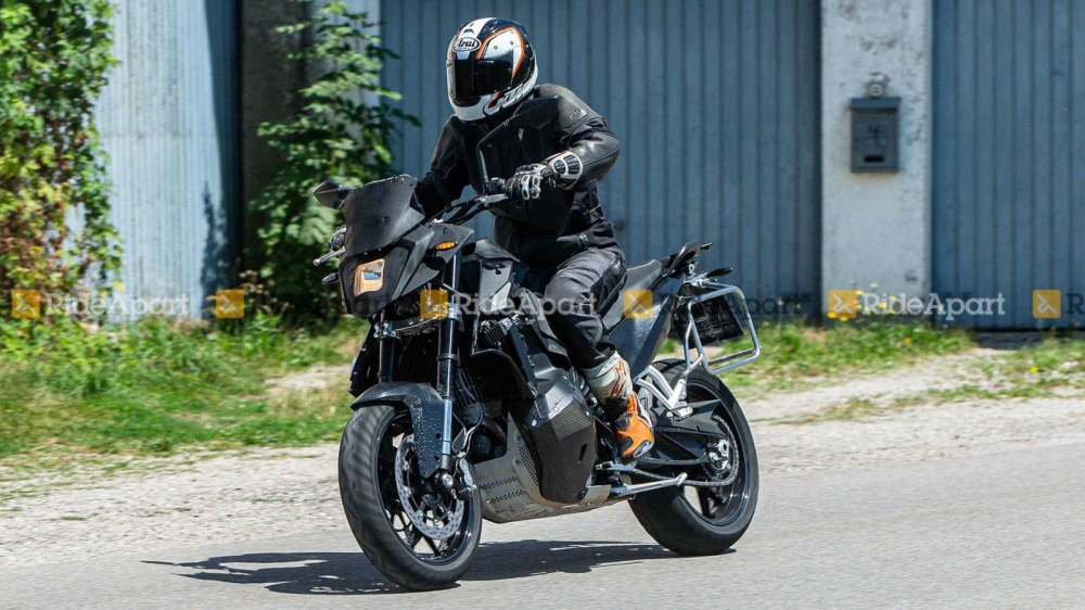 D&ograve;ng xe KTM 890 mới tr&ecirc;n đường chạy thử