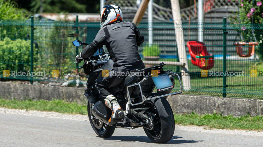 Kiểu d&aacute;ng v&agrave; trang bị cho thấy mẫu KTM 890 mới c&oacute; thể sẽ l&agrave; một mẫu SMT hoặc GT