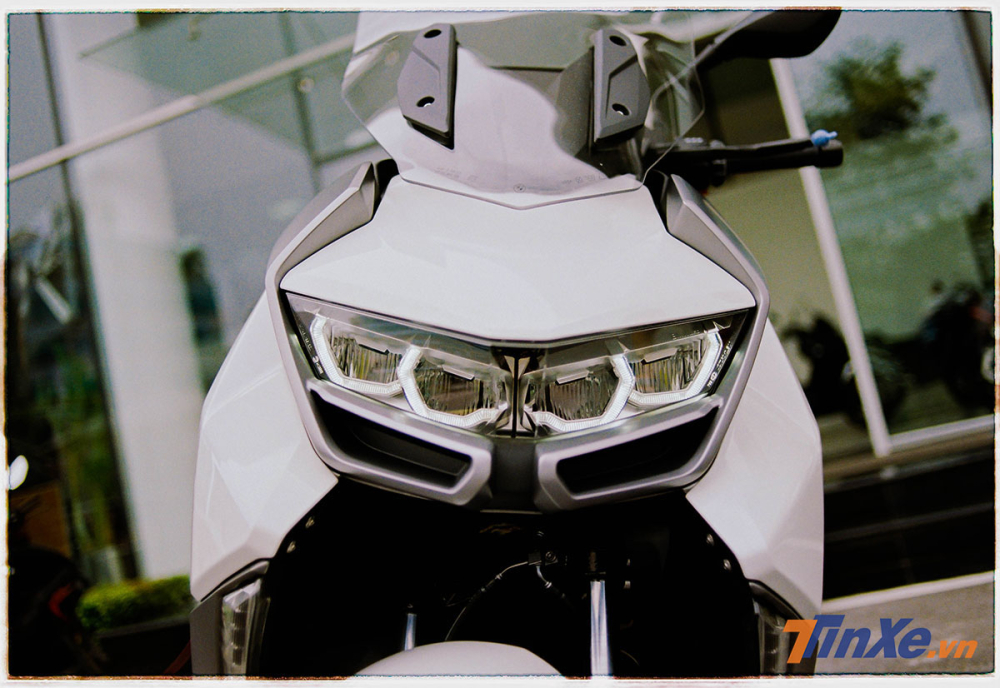 Trực diện đèn pha của BMW C400GT Trực diện đèn pha của BMW C400GT