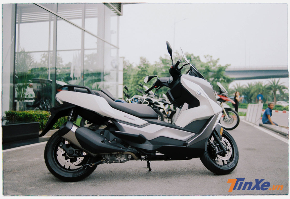 Tổng thể BMW C400GT khá đồ sộ với kích thước tương đương một chiếc Harley-Davidson bất kỳ Tổng thể BMW C400GT khá đồ sộ với kích thước tương đương một chiếc Harley-Davidson bất kỳ