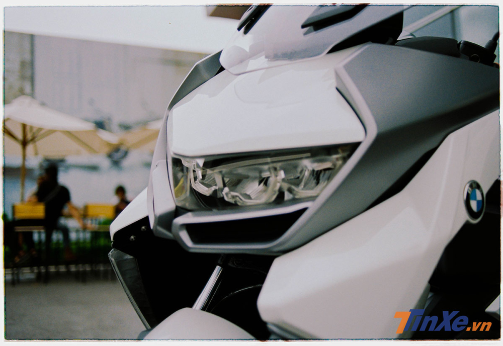 Phần đầu xe cực sắc sảo và đậm chất thể thao Phần đầu xe cực sắc sảo và đậm chất thể thao