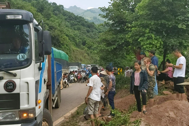 Hiện trường vụ tai nạn tập trung rất đông người hiếu kỳ và xảy ra tắc đường cục bộ cho đoạn đường (Ảnh: Facebook)