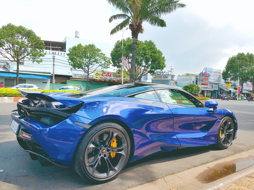 Ngoại thất chiếc si&ecirc;u xe McLaren 720S n&agrave;y mang m&agrave;u t&iacute;m Latana