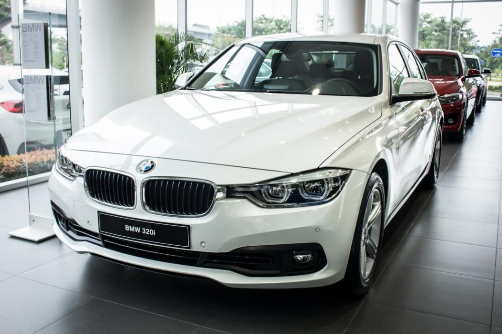 BMW 320i đang được đại l&yacute; giảm gi&aacute; tới 275 triệu đồng