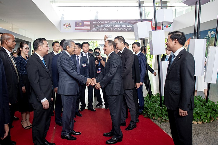 Ông Mahathir Mohamad đã ghé thăm Làng phần mềm F-Ville và gặp gỡ ông Phạm Nhật Vượng – Chủ tịch Vingroup Ông Mahathir Mohamad đã ghé thăm Làng phần mềm F-Ville và gặp gỡ ông Phạm Nhật Vượng – Chủ tịch Vingroup