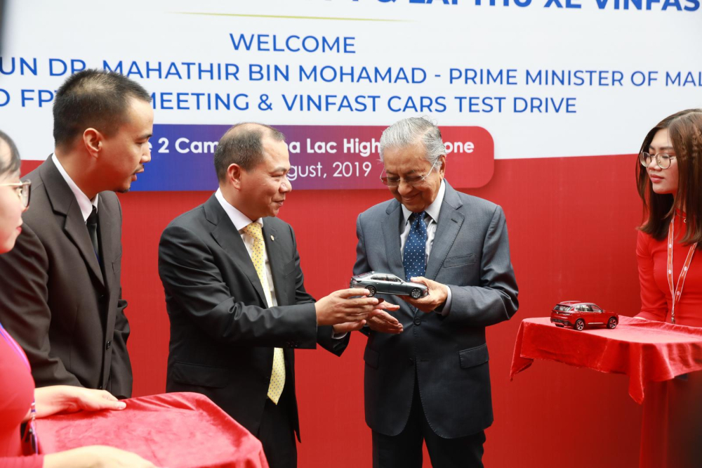 Sau khi trải nghiệm, ông Phạm Nhật Vưỡng đã gửi đến Thủ tướng Malaysia phần quà là những mô hình xe VinFast đẹp mắt Sau khi trải nghiệm, ông Phạm Nhật Vưỡng đã gửi đến Thủ tướng Malaysia phần quà là những mô hình xe VinFast đẹp mắt