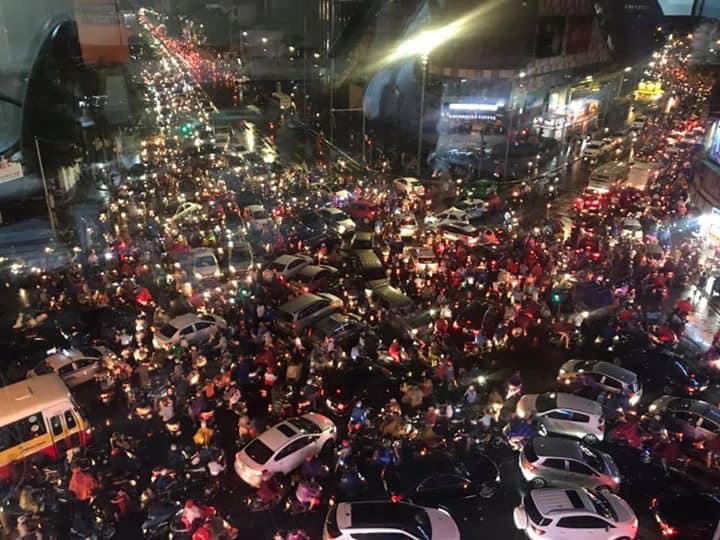 Như hệ quả tất yếu, mưa b&atilde;o khiến nhiều tuyến phố của H&agrave; Nội bị &ugrave;n tắc giao th&ocirc;ng. Tr&ecirc;n đ&acirc;y l&agrave; h&igrave;nh ảnh chụp tại ng&atilde; tư Ch&ugrave;a Bộc - Phạm Ngọc Thạch