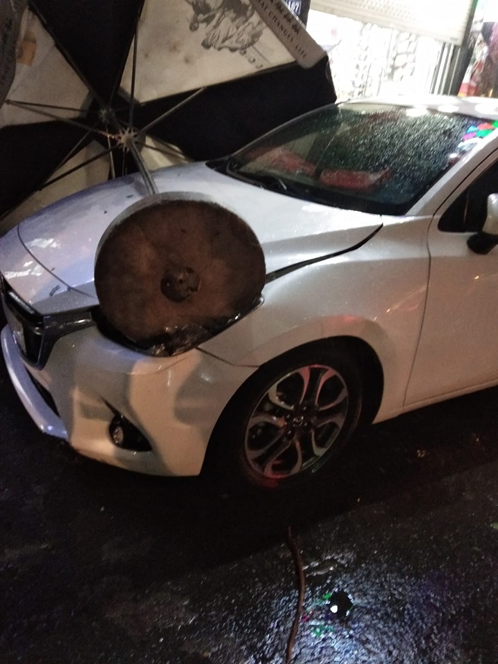 Một chiếc &ocirc; t&ocirc; Mazda bị chiếc &ocirc; t&ocirc; văng tr&uacute;ng, l&agrave;m vỡ một b&ecirc;n đ&egrave;n pha v&agrave; biến dạng chắn b&ugrave;n trước