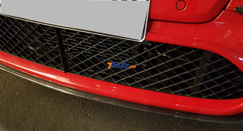 Xe c&ograve;n c&oacute; nhiều chi tiết carbon chẳng hạn như c&aacute;nh lướt gi&oacute; ph&iacute;a trước