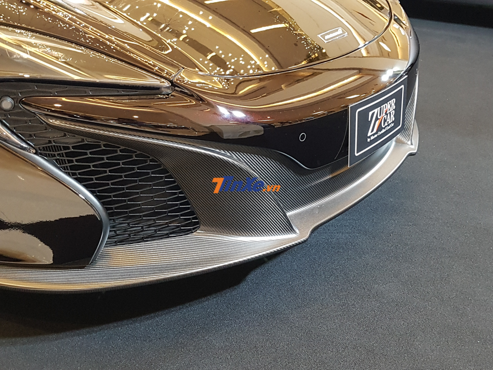 Ngo&agrave;i m&agrave;u sơn Agrigan Black độc đ&aacute;o, chiếc McLaren 650S Spider MSO n&agrave;y c&ograve;n c&oacute; cản va trước bằng carbon nh&aacute;m