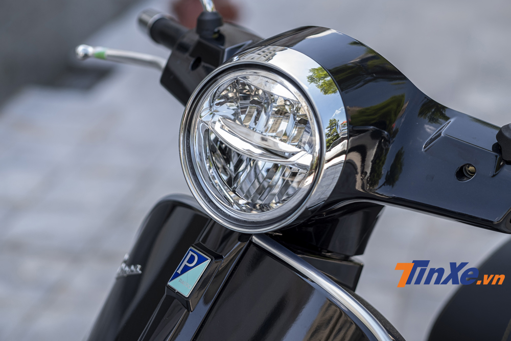 Đèn chiếu sáng dạng LED hai tầng mang lại cảm giác mới cho Vespa GTS SuperTech 300HPE. Đèn chiếu sáng dạng LED hai tầng mang lại cảm giác mới cho Vespa GTS SuperTech 300HPE.