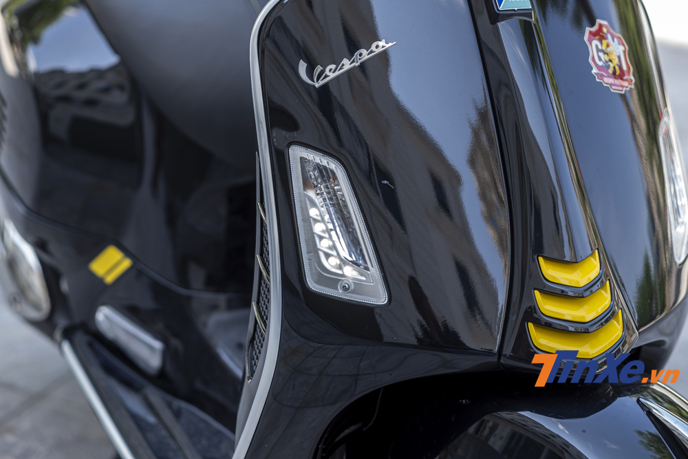 Đèn định vị ban ngày dạng LED cùng ca-vạt yếm trước mới mang lại cảm giác sắc sảo hơn cho Vespa GTS 2019. Đèn định vị ban ngày dạng LED cùng ca-vạt yếm trước mới mang lại cảm giác sắc sảo hơn cho Vespa GTS 2019.