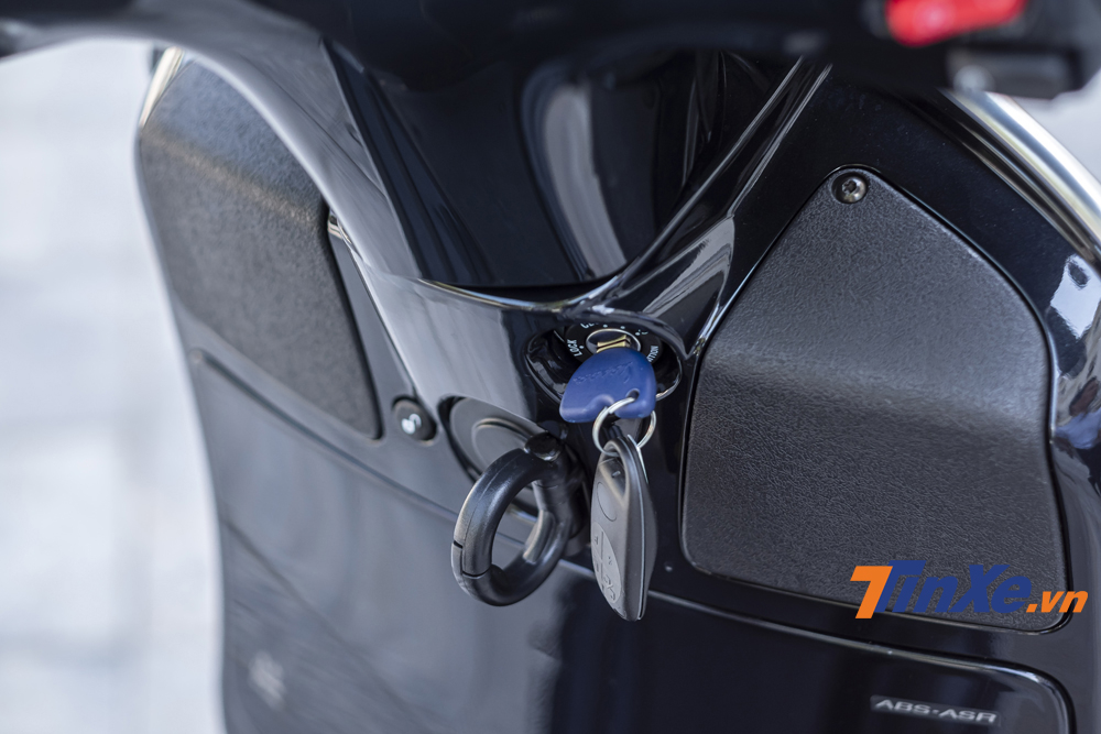 Khoá cơ nhưng được trang bị chip từ chống trộm vẫn là ưu điểm mạnh mẽ của những chiếc xe Vespa như Vespa GTS SuperTech 300HPE. Khoá cơ nhưng được trang bị chip từ chống trộm vẫn là ưu điểm mạnh mẽ của những chiếc xe Vespa như Vespa GTS SuperTech 300HPE.