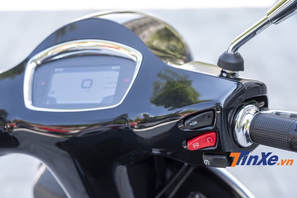 Hệ thống nút bấm ở tay lái của Vespa GTS SuperTech 300HPE đã có nhiều sự thay đổi. Hệ thống nút bấm ở tay lái của Vespa GTS SuperTech 300HPE đã có nhiều sự thay đổi.