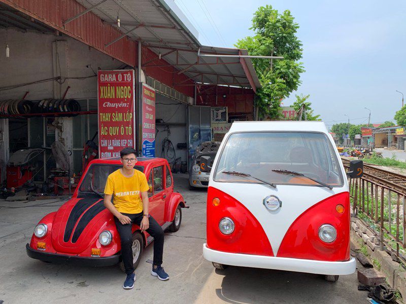Em Ng&ocirc; Việt Cường, học sinh lớp 12 tại Nam Định đ&atilde; lắp r&aacute;p th&agrave;nh c&ocirc;ng hai chiếc xe &ocirc; t&ocirc; chạy điện sử dụng năng lượng mặt trời./