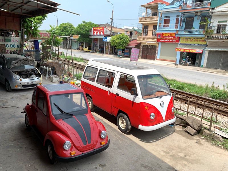 Cặp đ&ocirc;i xe &ocirc; t&ocirc; điện sử dụng năng lượng mặt trời mang kiểu d&aacute;ng của những chiếc xe Volkswagen,.