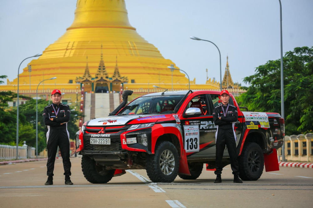 2 vận động vi&ecirc;n Ho&agrave;ng Giang v&agrave; Trần C&ocirc;ng Ph&aacute;t của Racing AKA b&ecirc;n chiếc Mitsubishi Triton đ&atilde; tham dự giải đua quốc tế AXCR 2019