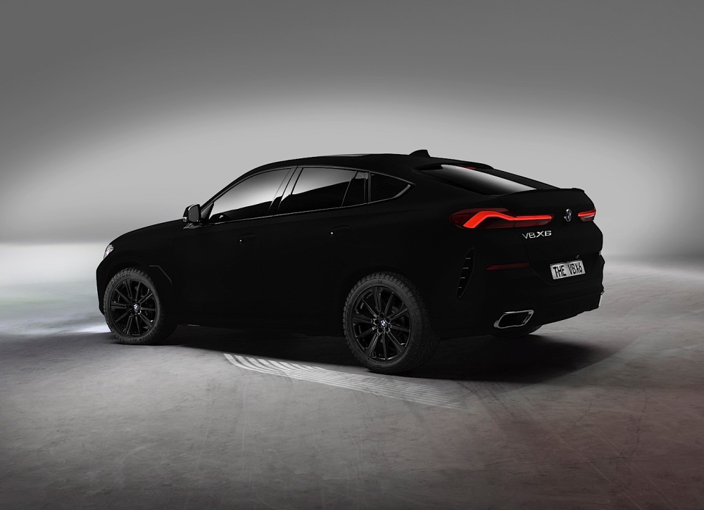 Góc nhìn phía sau của mẫu BMW X6 Concept trong màu đen Vantablack