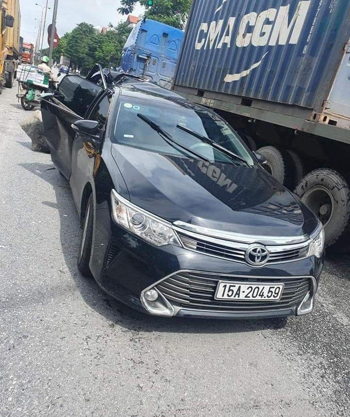 T&agrave;i xế điều khiển chiếc Toyota Camry chỉ bị thương nhẹ