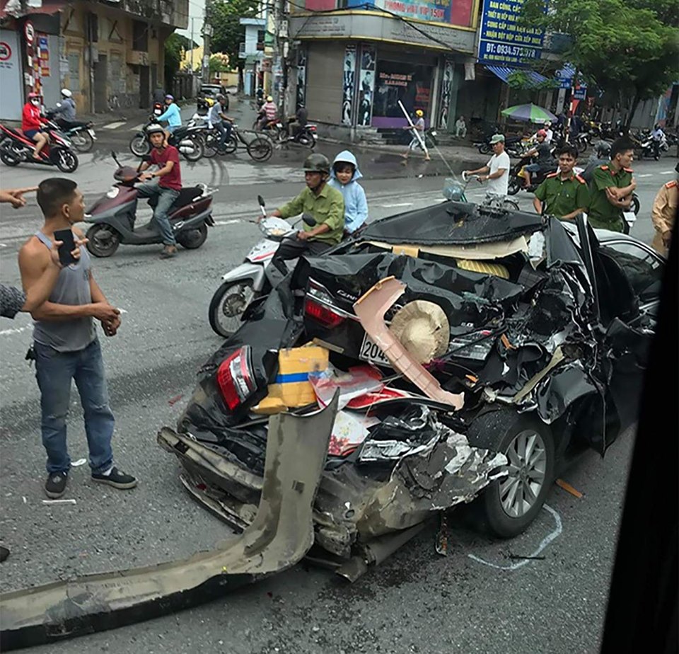 Lực lượng chức năng c&oacute; mặt tại hiện trường vụ tai nạn