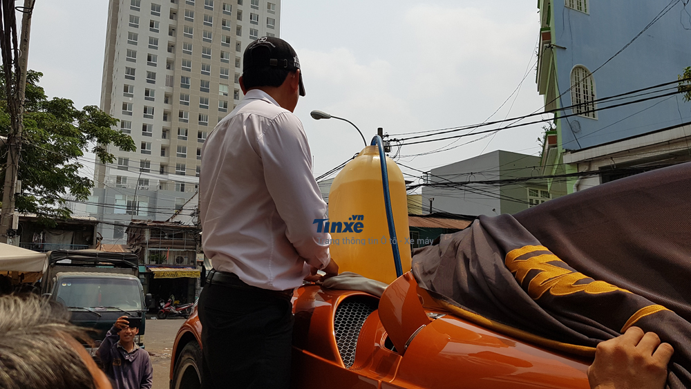 Pagani Huayra được đổ xăng ngay trên xe chuyên dụng Pagani Huayra được đổ xăng ngay trên xe chuyên dụng