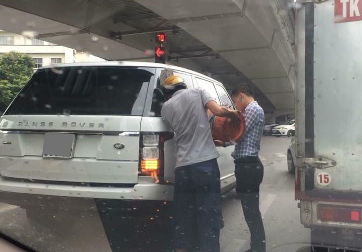 Đổ xăng cho Range Rover Autobiography ngay ở ngã tư Hà Nội Đổ xăng cho Range Rover Autobiography ngay ở ngã tư Hà Nội