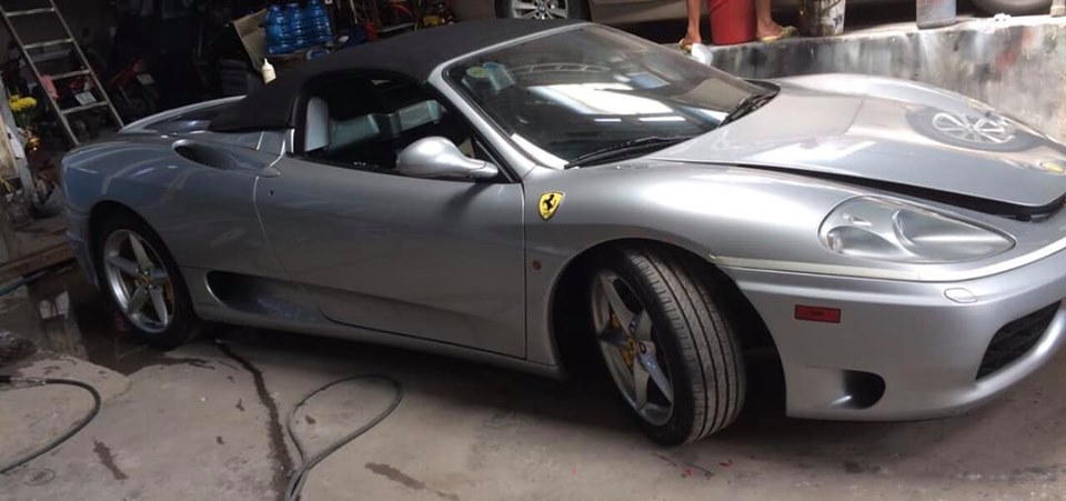 Cận cảnh m&agrave;u sơn bạc của si&ecirc;u xe Ferrari 360 Spider
