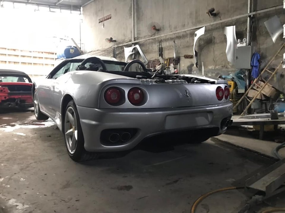 Chiếc si&ecirc;u xe Ferrari 360 Spider m&agrave;u bạc n&agrave;y c&ograve;n c&oacute; hệ thống ống xả độ của h&atilde;ng Capristo