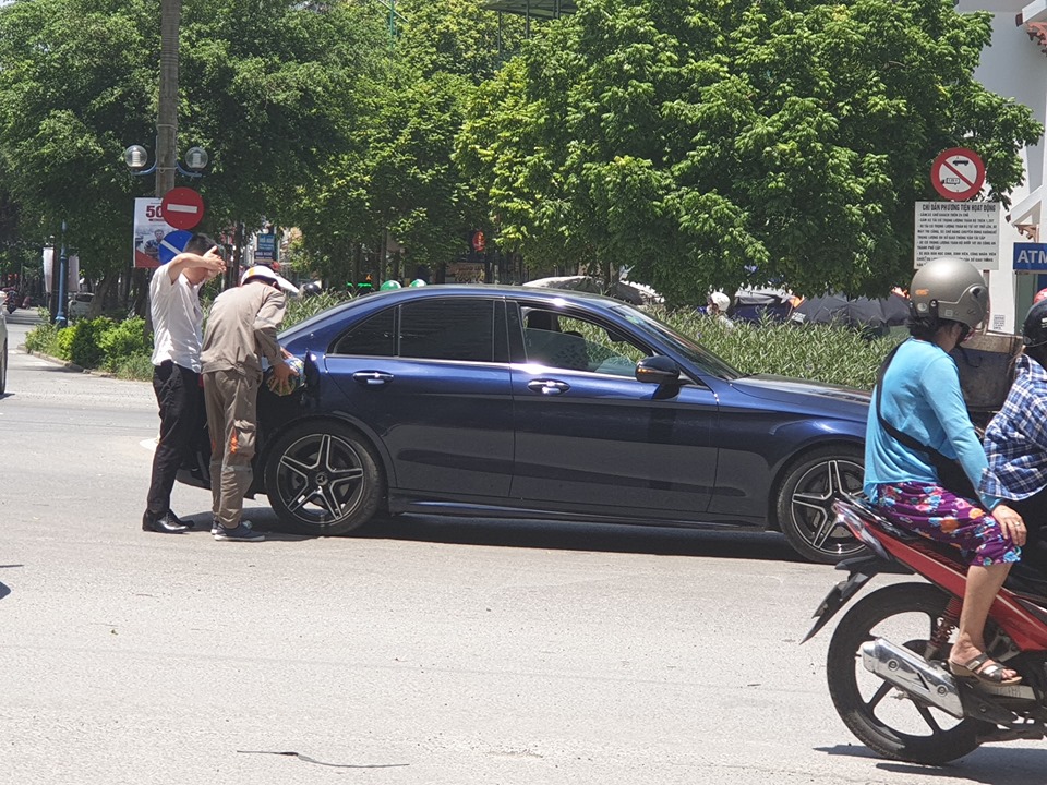 Choáng với màn đổ xăng ngay giữa đường của Mercedes-Benz C300 AMG 2019
